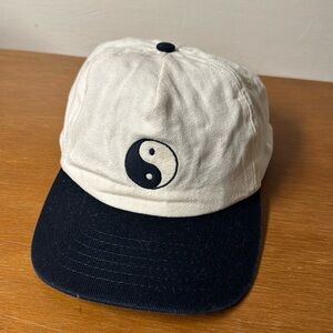 Mollusk yin yang hat